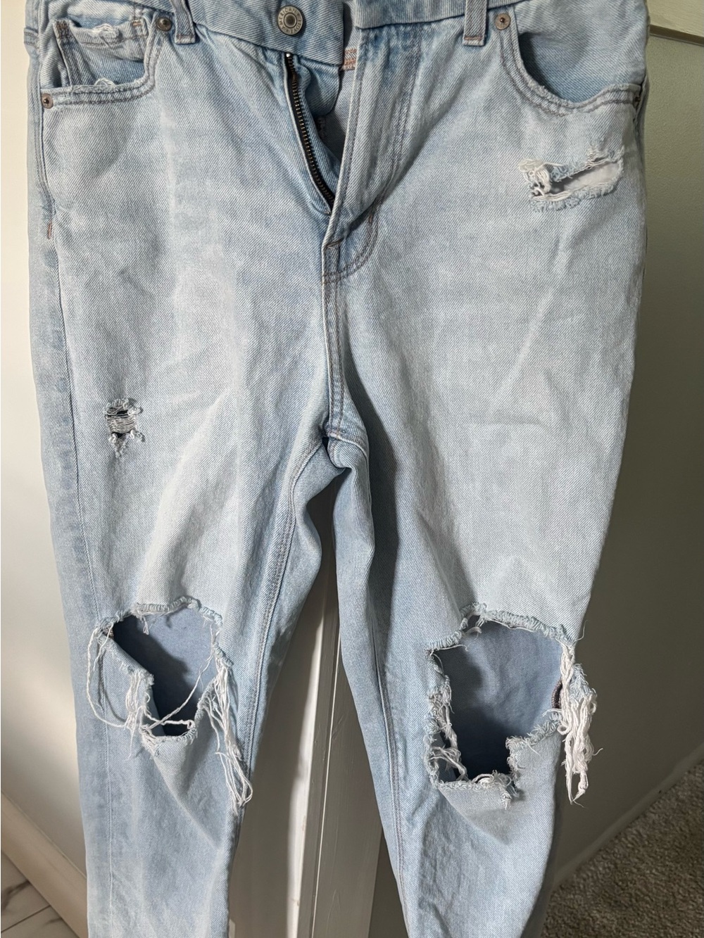 American Eagle Outfitters Light Wash Distressed Skinny Jeans